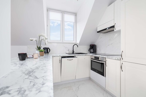 Fridge, oven, stovetop, dishwasher