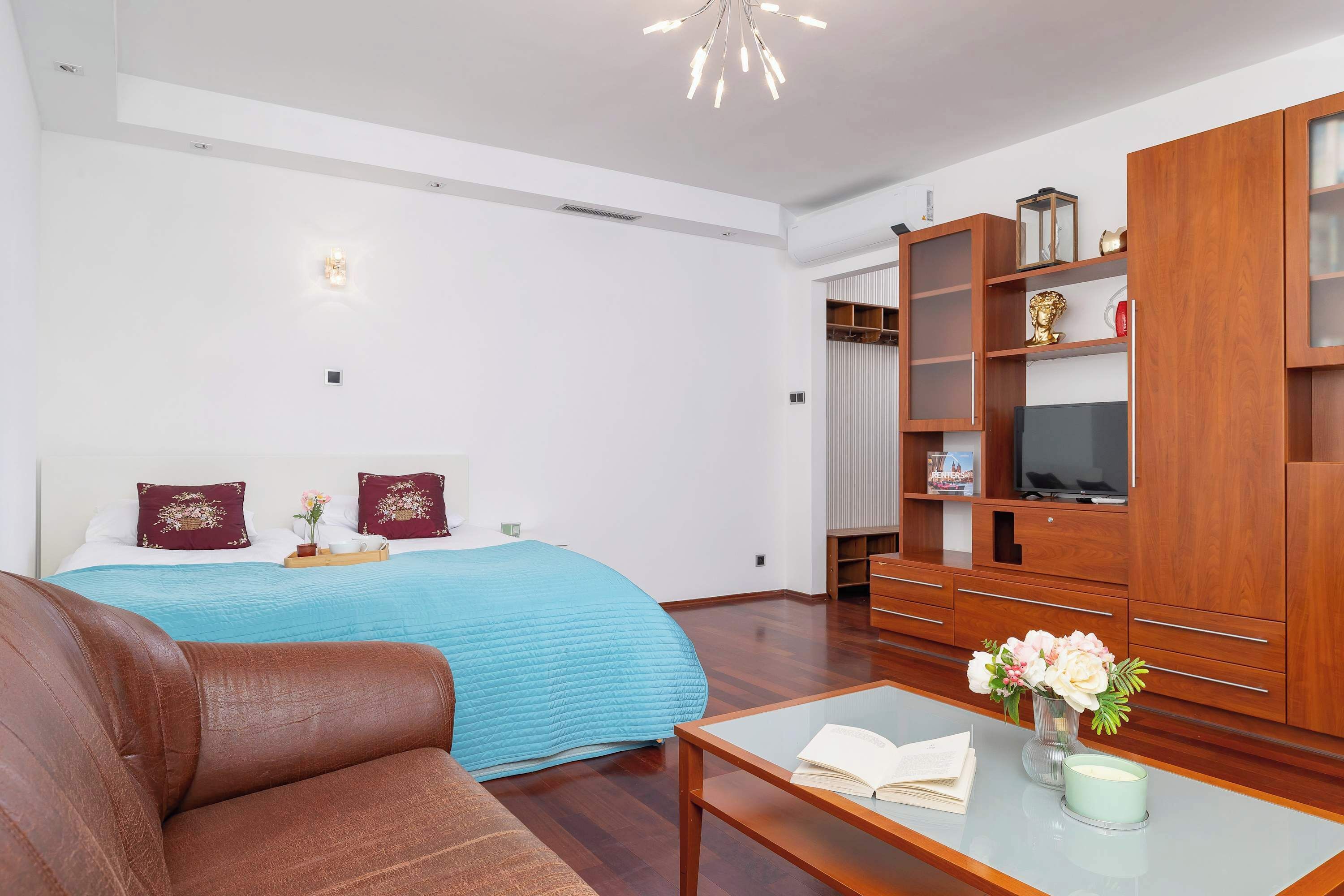 Iron/ironing board, travel cot, WiFi, bed sheets