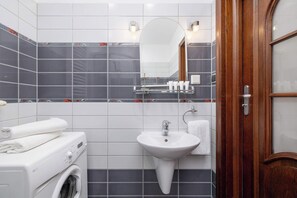 Dusche, Haartrockner, Handtücher, Shampoo