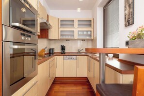 Fridge, microwave, oven, stovetop - Krupnicza 7 | Cosy Studio | Old Town | AC (Kraków)