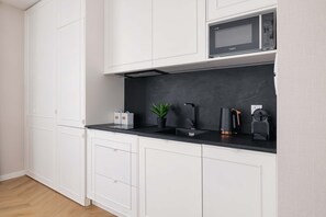 Fridge, microwave, stovetop, dishwasher