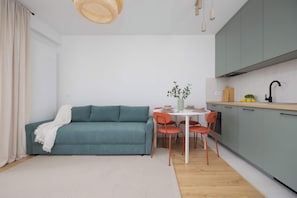 TV - Cozy Studio in Praga | Balcony and Close to Metro (Warszawa)