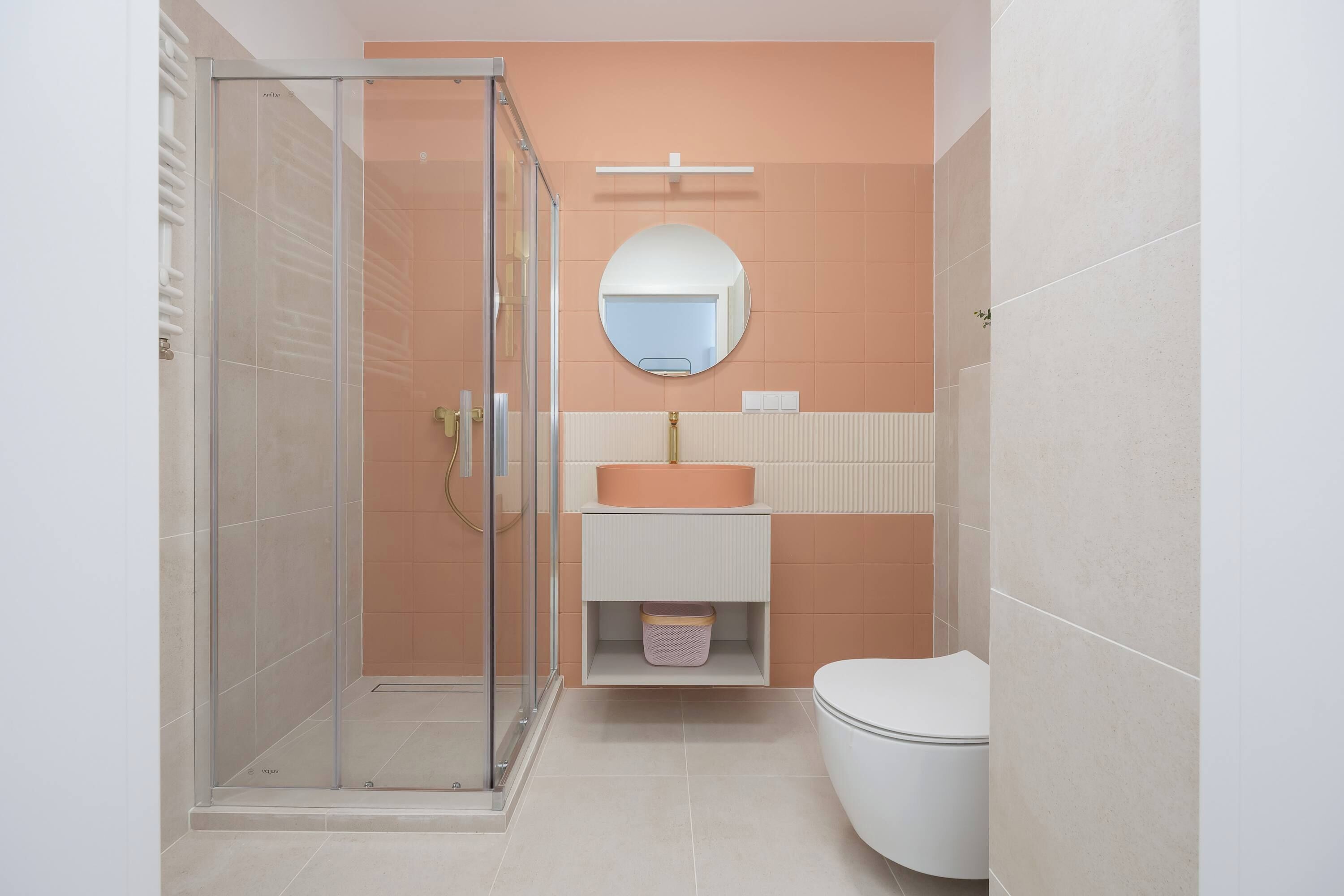 Ducha, secador de pelo y toallas