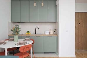 Fridge, oven, stovetop, coffee/tea maker