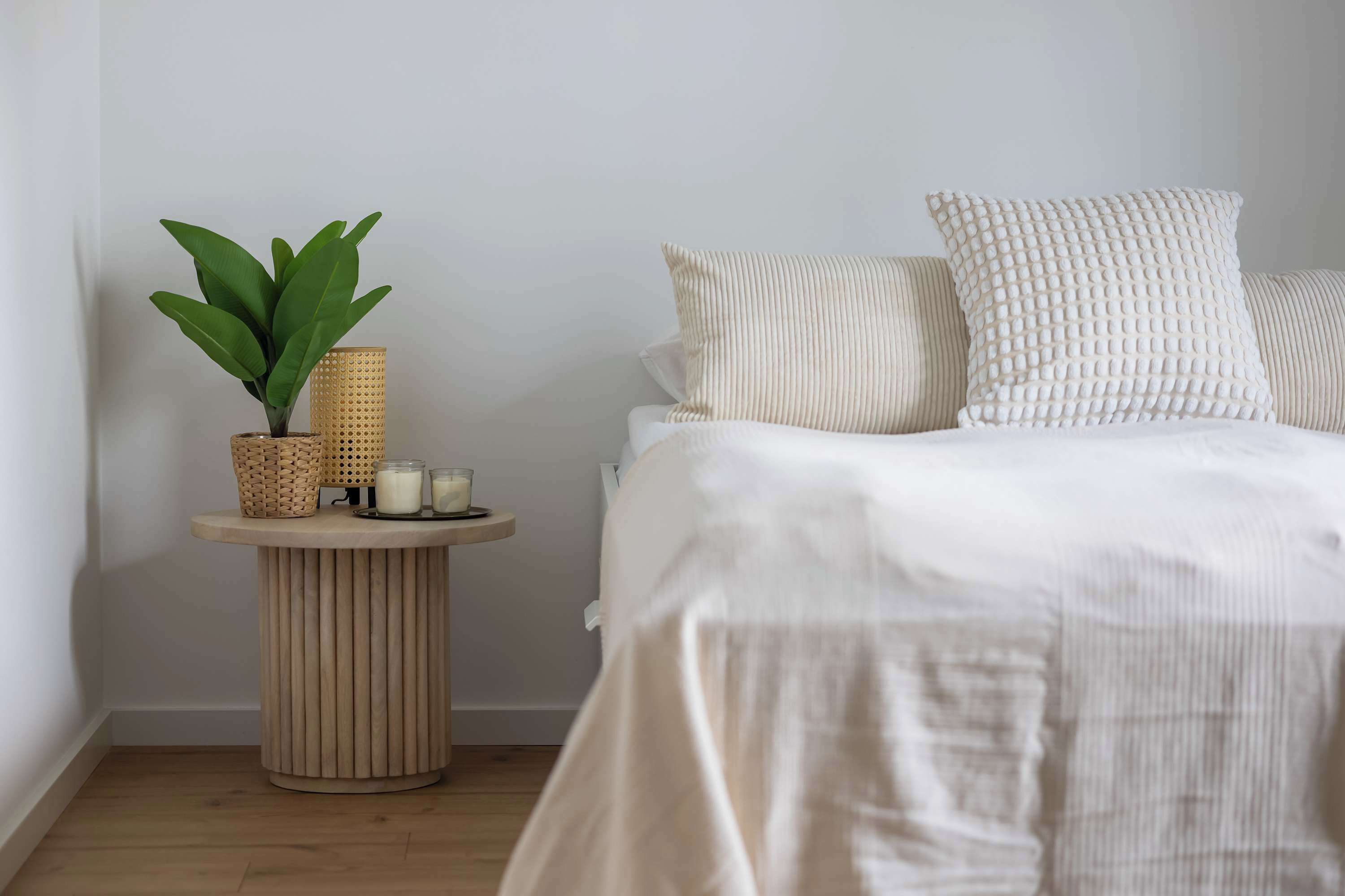 Planxa i posts de planxar, un bressol de viatge, wifi i roba de llit 