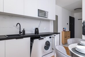 Kühlschrank, Mikrowelle, Ofen, Herdplatte