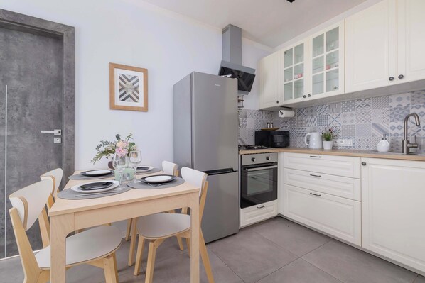 Fridge, microwave, oven, stovetop