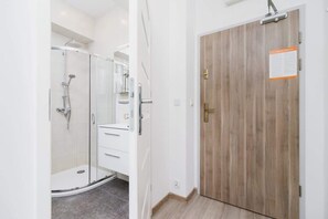 Dusche, Haartrockner, Handtücher, Shampoo