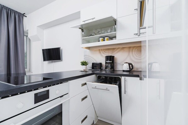 Fridge, oven, stovetop, dishwasher