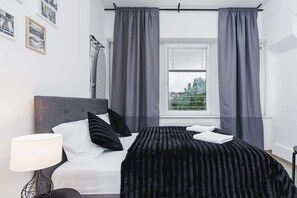 Tabla de planchar con plancha, wifi y ropa de cama 