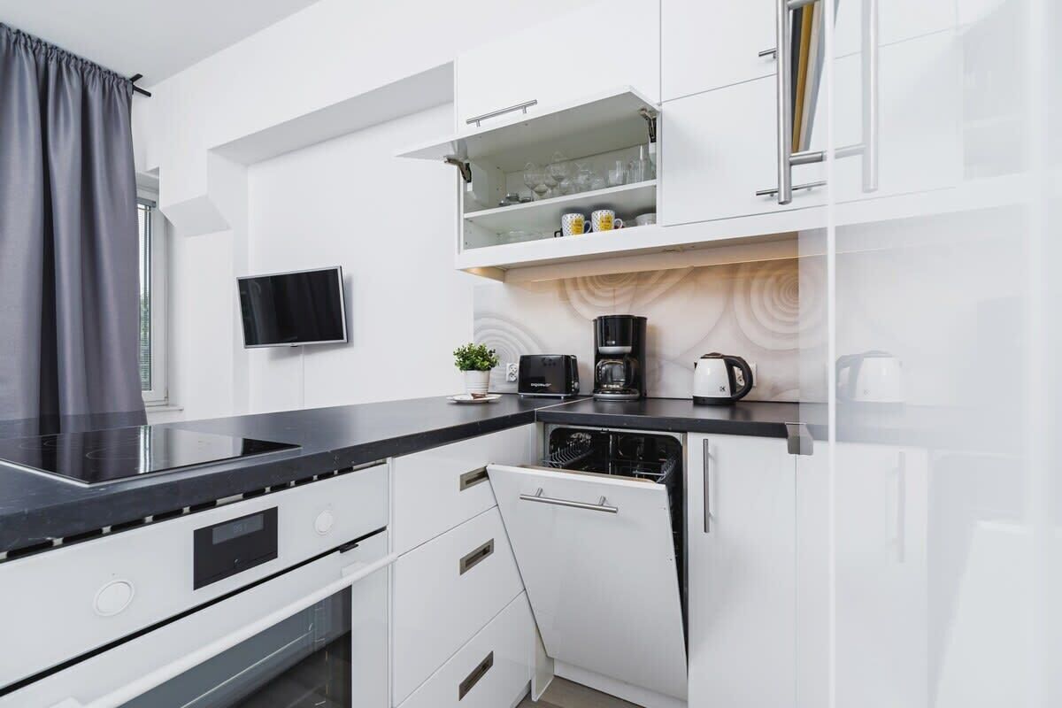 Fridge, oven, stovetop, dishwasher