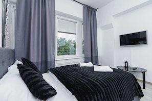 Tabla de planchar con plancha, wifi y ropa de cama
