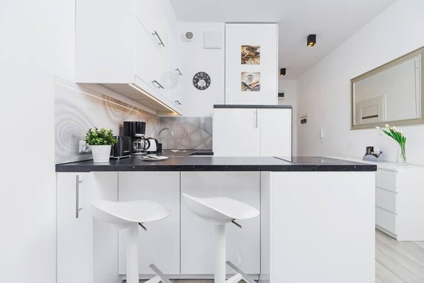 Fridge, oven, stovetop, dishwasher
