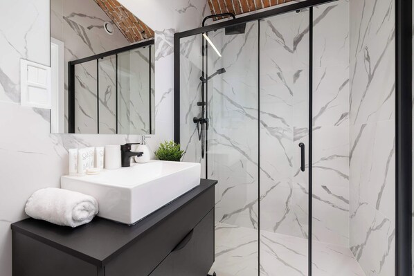Shower, hair dryer, towels, shampoo