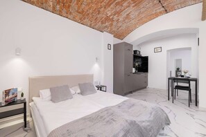 Tabla de planchar con plancha, cuna de viaje, wifi y ropa de cama 