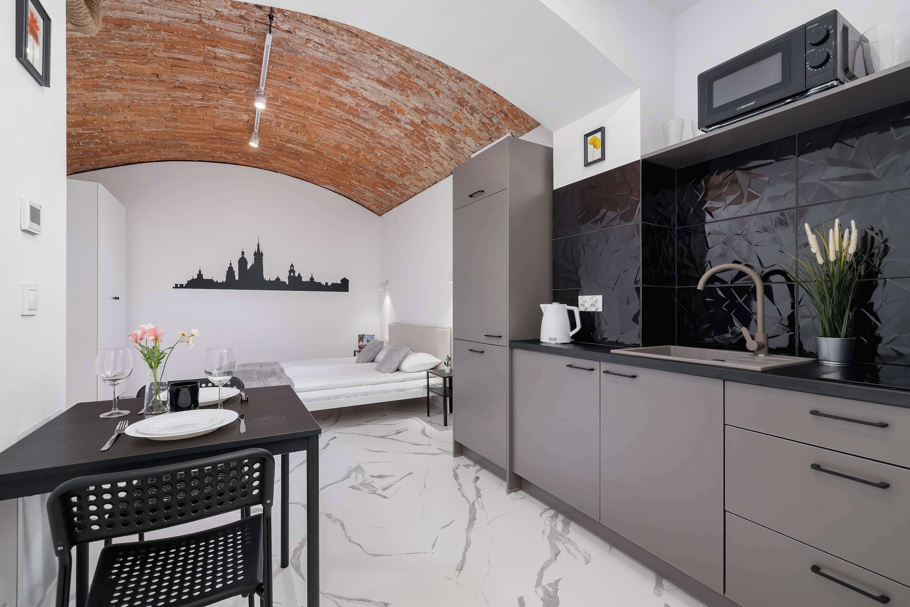 Iron/ironing board, travel crib, WiFi, bed sheets