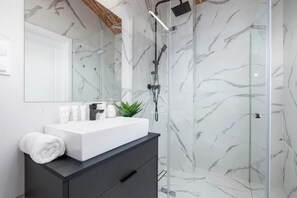 Dusche, Haartrockner, Handtücher, Shampoo