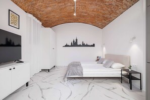 Tabla de planchar con plancha, cuna de viaje, wifi y ropa de cama 