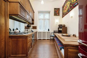 Kühlschrank, Ofen, Herdplatte, Wasserkocher mit Kaffee-/Teezubehör