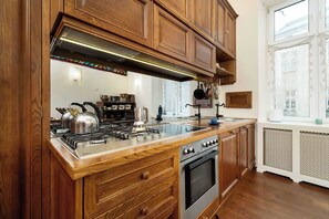 Réfrigérateur, four, plaque de cuisson, cafetière/bouilloire