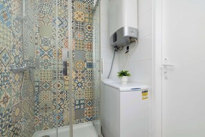 Shower, hair dryer, towels, shampoo