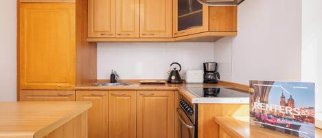Fridge, oven, stovetop, coffee/tea maker