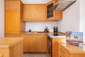 Kühlschrank, Ofen, Herdplatte, Wasserkocher mit Kaffee-/Teezubehör