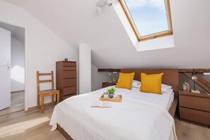 2 slaapkamers, een strijkplank/strijkijzer, reisbedje, wifi