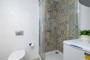 Regadera, secadora de cabello, toallas 