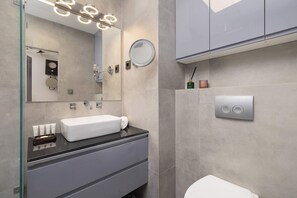Shower, hair dryer, towels, shampoo - Stylish Apartment in Krakow | Balcony and 2 Smart TVs (Kraków)