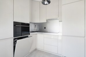 Fridge, oven, stovetop, dishwasher