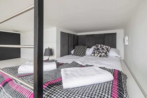 1 dormitorio, escritorio, tabla de planchar con plancha y cuna de viaje