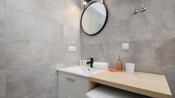 Shower, hair dryer, towels, shampoo
