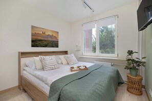 3 bedrooms, desk, iron/ironing board, WiFi