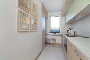 Een koelkast, een microgolfoven, een oven, een kookplaat