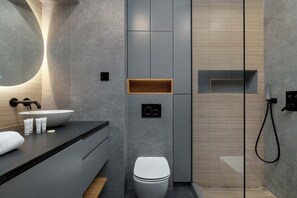 Shower, hair dryer, towels, shampoo - Stylish Apartment | Parking, Balcony, Center (Kraków)
