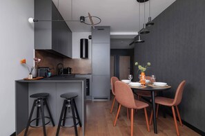 Fridge, oven, stovetop, dishwasher