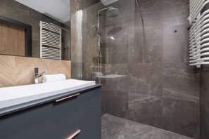Dusche, Haartrockner, Handtücher, Shampoo