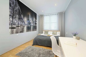 1 多间卧室、办公桌、熨斗/熨衣板、旅行婴儿床