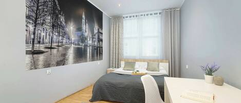 1 habitación, escritorio, tabla de planchar con plancha y cuna de viaje