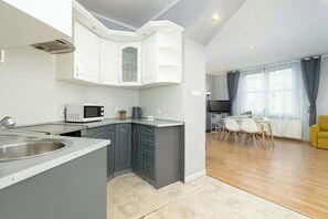 Fridge, microwave, stovetop, dishwasher