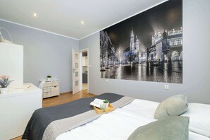 1 Schlafzimmer, Schreibtisch, Bügeleisen/Bügelbrett, Reisekinderbett