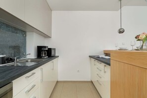 Kühlschrank, Mikrowelle, Herdplatte, Wasserkocher mit Kaffee-/Teezubehör