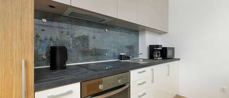 Frigorífic, microones, placa de cuina i cafetera i tetera