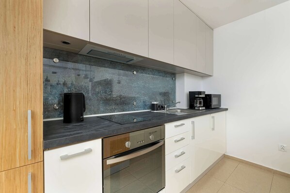 Frigorífico, microondas, placa de cocina y cafetera o tetera