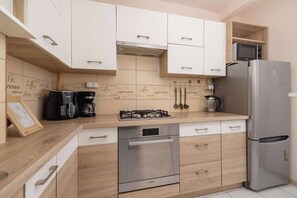 Fridge, microwave, stovetop, dishwasher