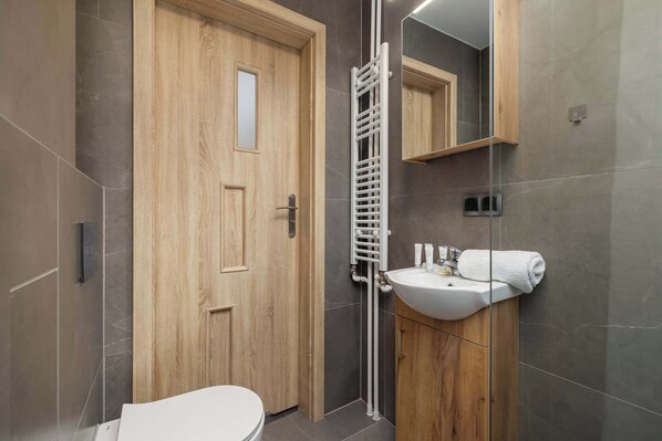Shower, hair dryer, towels, shampoo