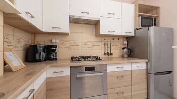 Kylskåp, mikrovågsugn, spishäll och diskmaskin