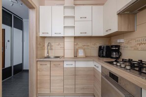 Fridge, microwave, stovetop, dishwasher - Okólna 24 | Cozy Apartment | Remote Work (Kraków)