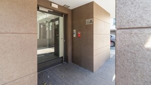 Une entrée d’ascenseur avec un panneau indiquant « Escalier A ».